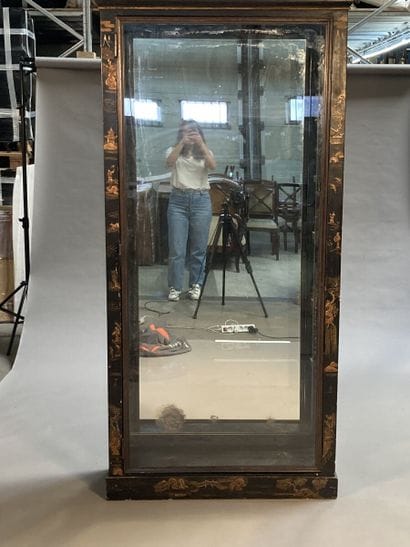 Vitrine en vernis européen imitant la laque...
