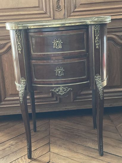 Grande table rognon en acajou et placage...