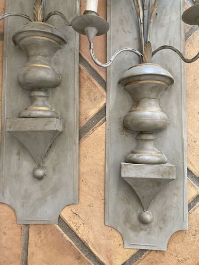 Suite de trois appliques en métal laqué gris...