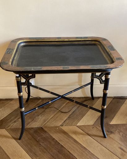 Petite table à thé en bois laqué dans le...