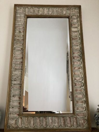 Grand miroir en bois à patine polychrome...