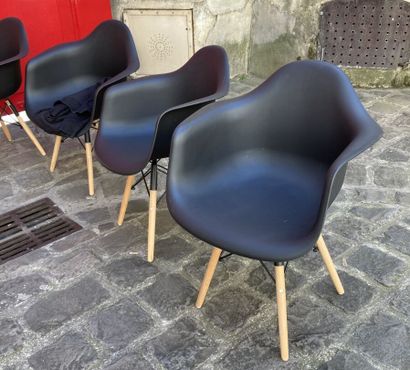 Dans le goût d'Eames

Quatre fauteuils en...