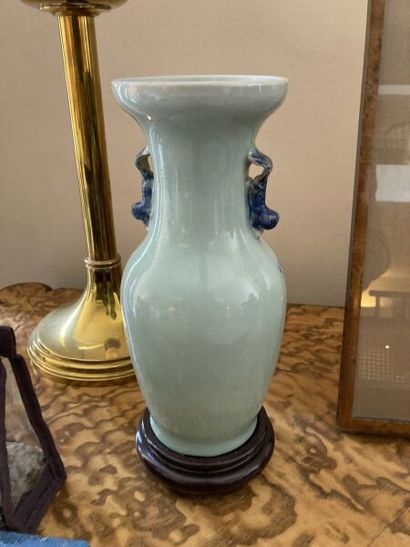 CHINE, XIXe siècle

Vase balustre en porcelaine...