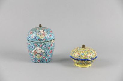 Deux petites boîtes couvertes en émaux de...