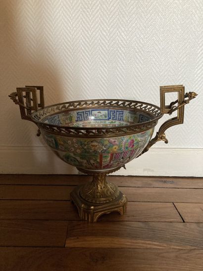 Grande coupe en porcelaine de Canton

Monture...