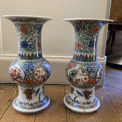 CHINE 

Paire de vases cornets en porcelaine...