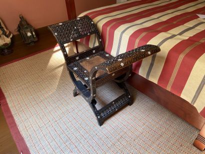 Tabouret curule à larges accotoirs ajourés...