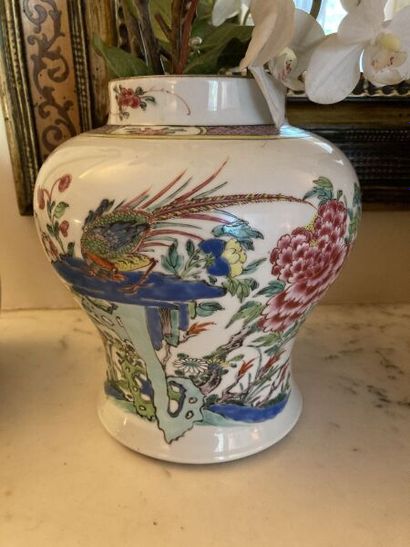 CHINE, XIXe siècle

Paire de vases en porcelaine...