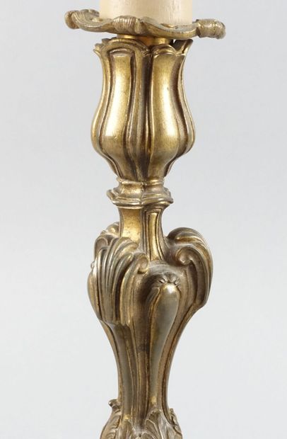 Pied de lampe tripode en bronze doré de style...