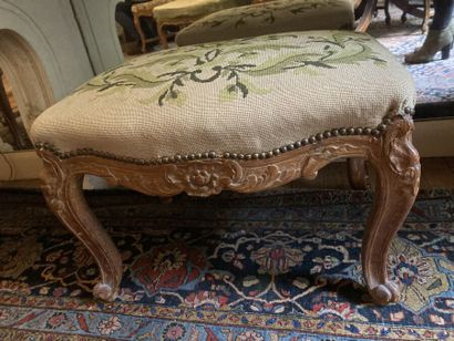 Tabouret en bois naturel mouluré et sculpté...