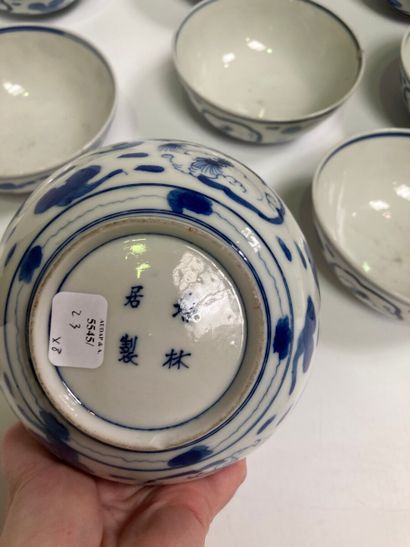 CHINE

Huit petits bols en porcelaine à décor...