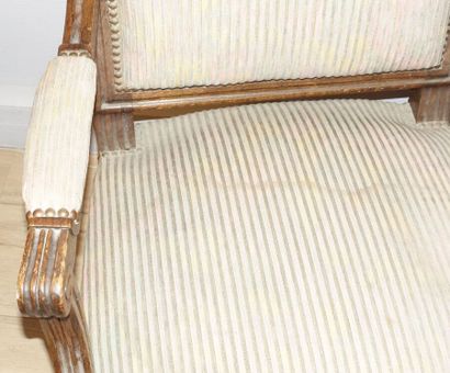 Paire de fauteuils en bois naturel mouluré...