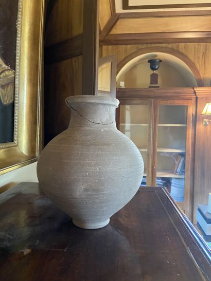 Vase balustre en terre cuite reposant sur...