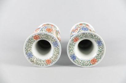 CHINE 

Paire de vases cornets en porcelaine...