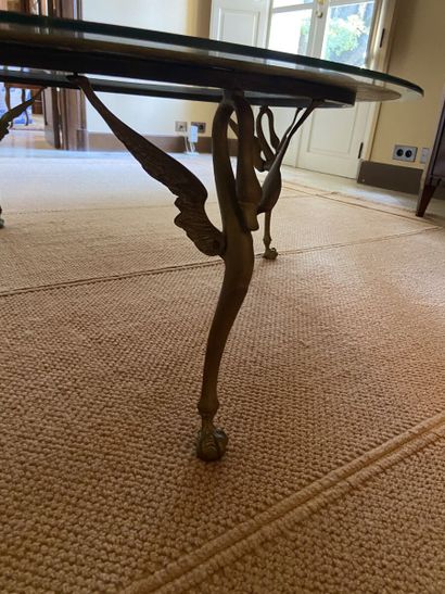 Table basse circulaire, le plateau en verre...