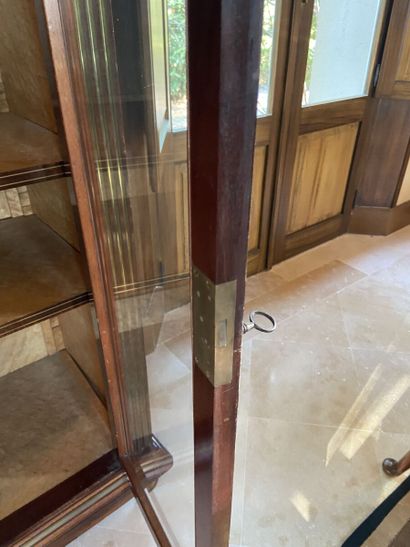 Vitrine en acajou et placage d'acajou, les...