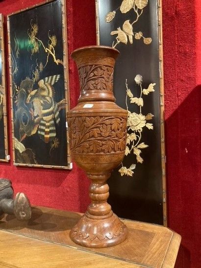 Vase en bois sculpté à décor de feuillage

Col...