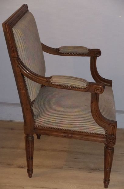 Paire de fauteuils en bois naturel mouluré...