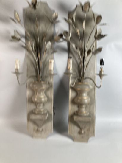 Suite de trois appliques en métal laqué gris...