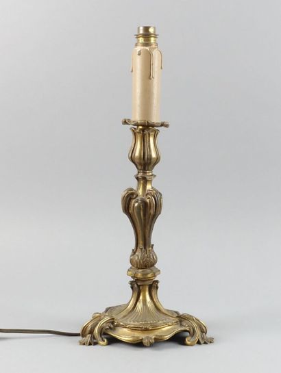 Pied de lampe tripode en bronze doré de style...