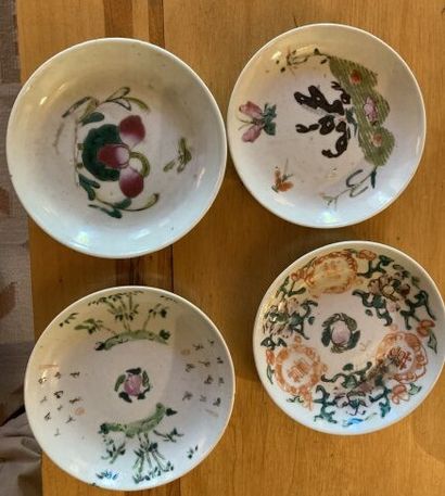 EXTRÊME-ORIENT

Quatre coupelles en porcelaine...