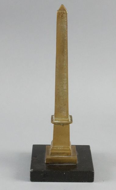 Obélisque en laiton

Haut. : 20 cm