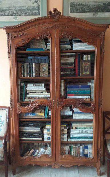 Armoire cintrée en merisier richement sculpté...