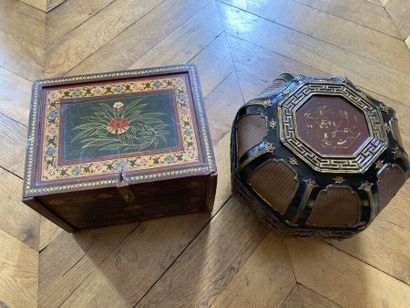 Un coffret octogonal en laque et un petit...
