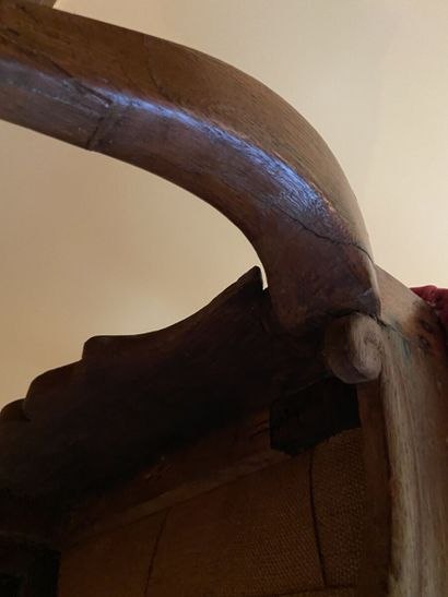 Fauteuil en bois sculpté à dossier ajouré...