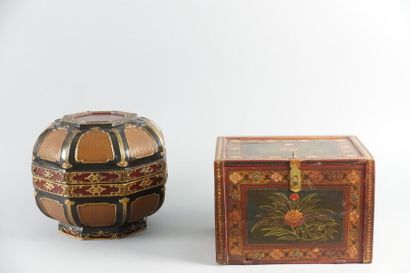 Un coffret octogonal en laque et un petit...