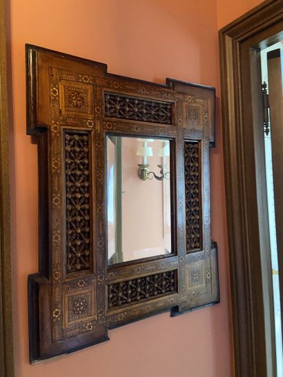 Miroir biseauté dans un encadrement rectangulaire...