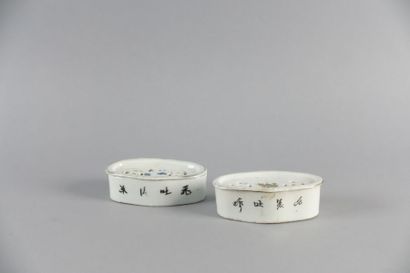 CHINE, vers 1900

Deux petits boîtes en porcelaine...