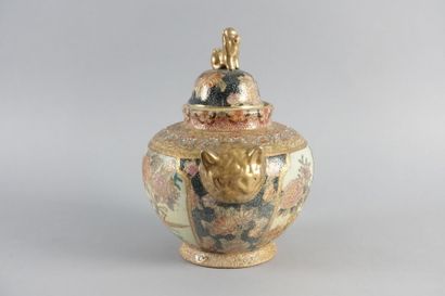 JAPON, XXe siècle

Pot couvert en Satsuma...