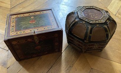 Un coffret octogonal en laque et un petit...