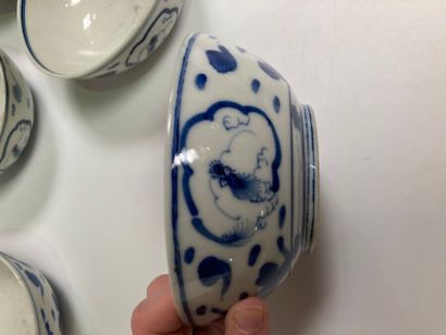 CHINE

Huit petits bols en porcelaine à décor...