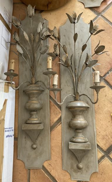 Suite de trois appliques en métal laqué gris...