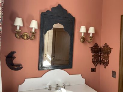 Miroir en métal gravé, la vue en ogive orientale

Haut....