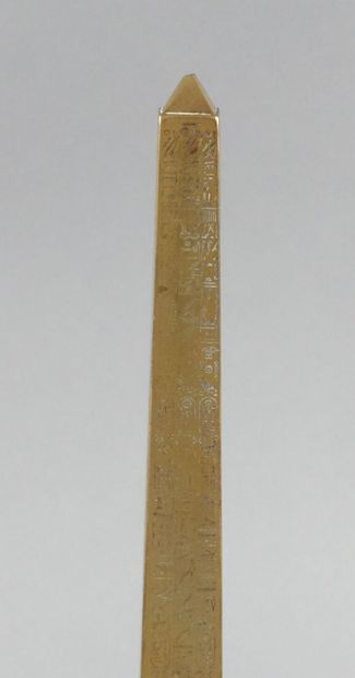Obélisque en laiton

Haut. : 20 cm