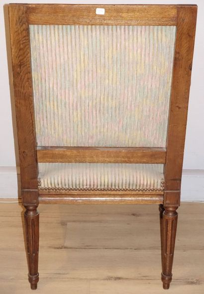 Paire de fauteuils en bois naturel mouluré...