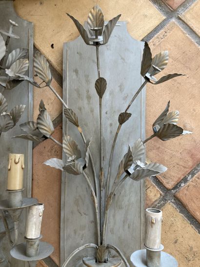 Suite de trois appliques en métal laqué gris...