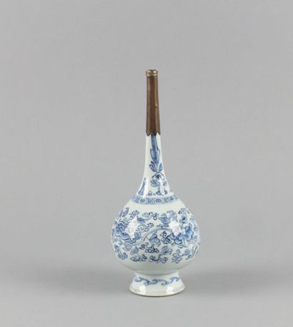 Aspersoir en porcelaine à décor fleuri bleu...