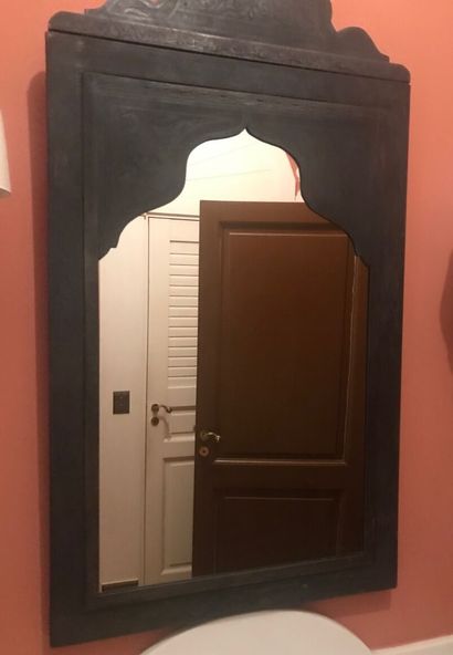 Miroir en métal gravé, la vue en ogive orientale

Haut....