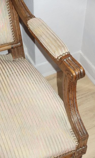 Paire de fauteuils en bois naturel mouluré...