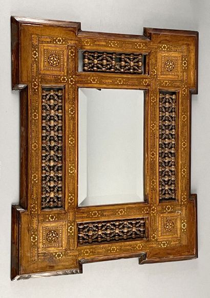 Deux miroirs biseautés dans un encadrement...