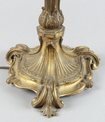 Pied de lampe tripode en bronze doré de style...