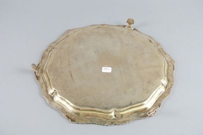 Grand plat circulaire en argent à bord contourné,...