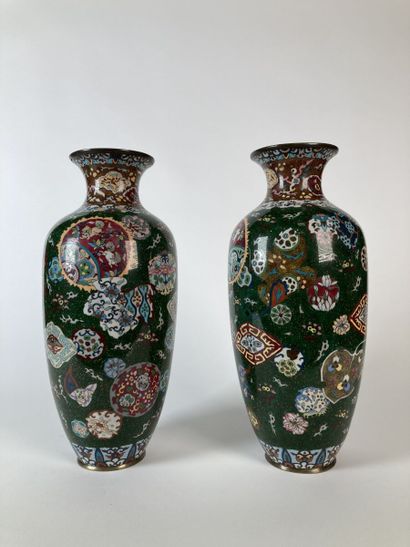 JAPON - Début du XXe siècle

Paire de vases...