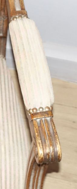 Paire de fauteuils en bois naturel mouluré...
