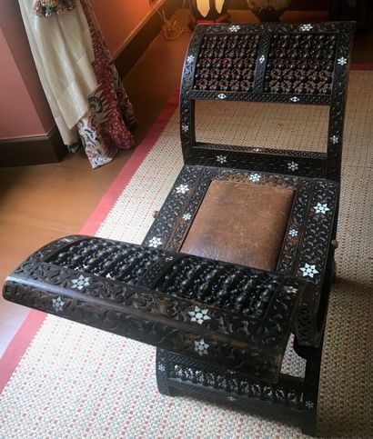 Tabouret curule à larges accotoirs ajourés...