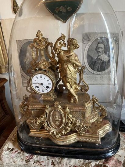 Pendule en régule doré surmontée d'une bacchante

Époque...